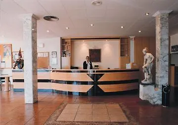 Holiday Center فندق 2*